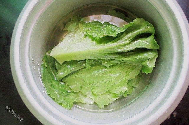 三明治下午茶,生菜用盐水浸泡十分钟,除去多余的农药残留