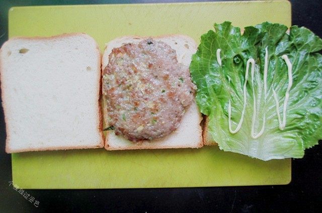三明治下午茶,在煎蛋上在盖上一片生菜,挤上沙拉酱