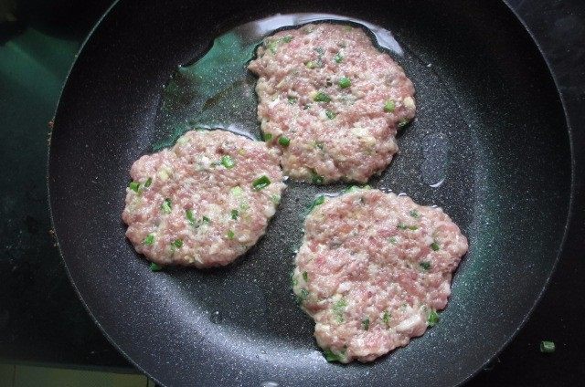 三明治下午茶, 放油双面煎,切记火不要大。也可以用烤箱来烤,这样肉汁会很好的收进去、烤的样子也会很漂亮