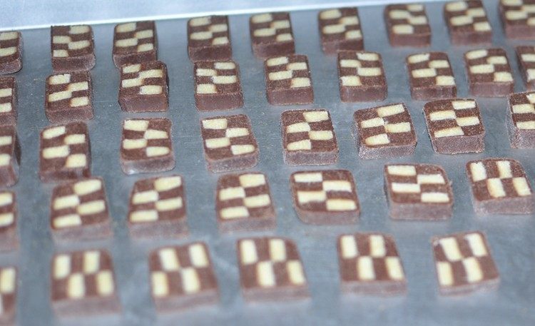 棋格饼干,用保鲜膜保好,放入冰箱冷冻30分钟,取出切成厚度一样的块状,排入烤盘,170度20-25分钟就可以出炉了。