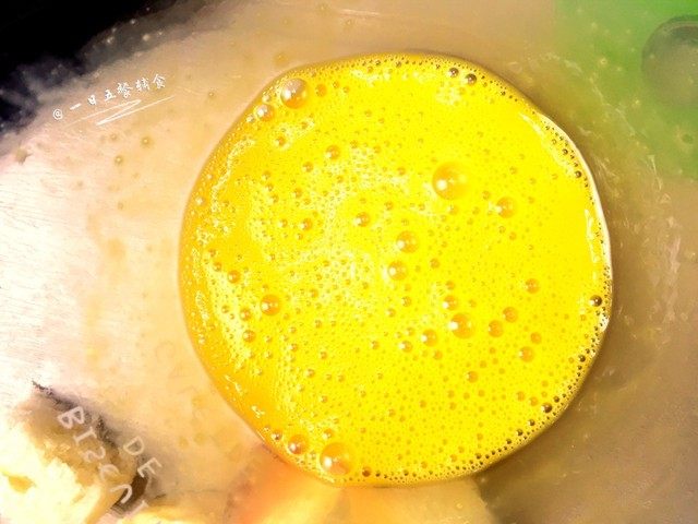 时蔬芝心面包布丁,<a style='color:red;display:inline-block;' href='/shicai/ 9'>鸡蛋</a>与<a style='color:red;display:inline-block;' href='/shicai/ 219'>牛奶</a>加入大碗中，加入适量盐和<a style='color:red;display:inline-block;' href='/shicai/ 134333'>黑胡椒</a>，搅拌均匀。