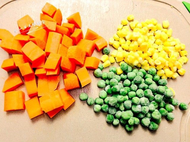时蔬芝心面包布丁,烤箱预热170度。胡萝卜切丁。玉米粒和豌豆粒都是冷冻的，直接倒出来。可以加其他任意肉和蔬菜（比如青菜，青菜邦可以，青菜叶就不要放了一会还得烤