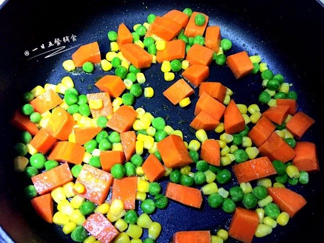 时蔬芝心面包布丁,锅中加少许食用油，放入时蔬翻炒2分钟。
🌻小贴士：对于食用油，家庭不用局限于只用一种油，更不要每次用完还买相同的食用油。最好家里有3,4种