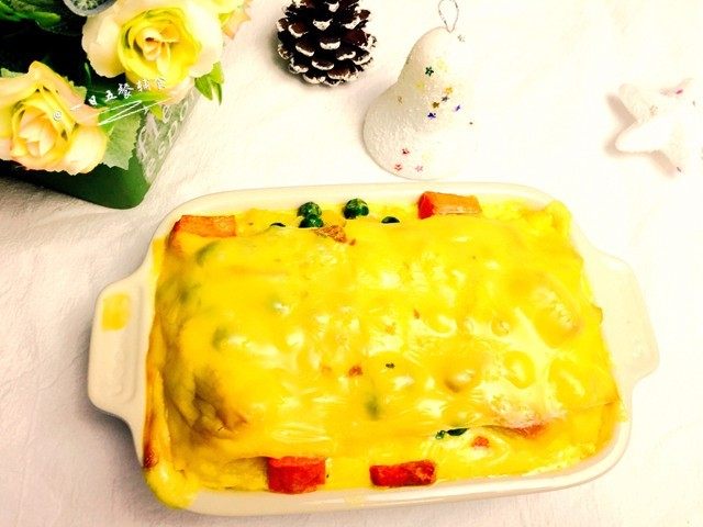 时蔬芝心面包布丁,出炉啦，享受热腾腾的早餐吧！拿出来自己先吃一口，不要把宝宝烫啦！
面包布丁非常嫩滑，趁热吃，中间的芝士层还会爆浆哦！关键是这是咸味的，不腻人