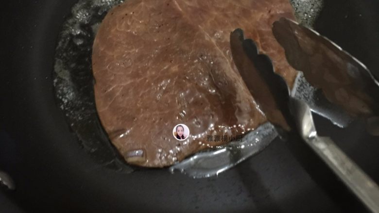 香煎牛排,5. 把腌制的泮葱抹干净,这时<a style='color:red;display:inline-block;' href='/shicai/ 29'>洋葱</a>还是放在碗中待用,把牛排煎至变色开始翻面
