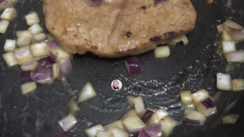 香煎牛排,7. 两都煎至到有7成熟,这时加入腌制时的洋葱,把泮葱翻炒至熟