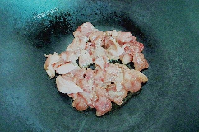咖喱鸡腿饭,准备好一口干净的锅,热锅放入适量的食用油,倒入切小块的鸡腿肉