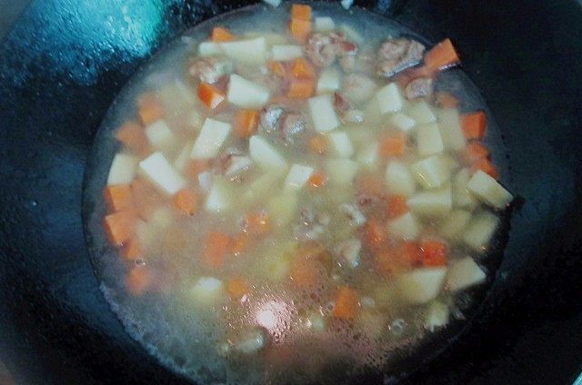 咖喱鸡腿饭,然后在锅内加入适量的水,水位漫过材料即可