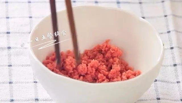 迷你蛋饺,牛肉切丁,用料理机打碎,馅料用的到的牛肉很少,由于我的料理棒最低打50克肉,最后还多了些馅料,被我包小馄钝了。