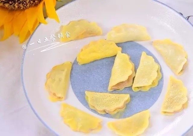 迷你蛋饺,在碗上盖一个保鲜膜,戳几个洞洞眼。上锅蒸20分钟。完成啦。