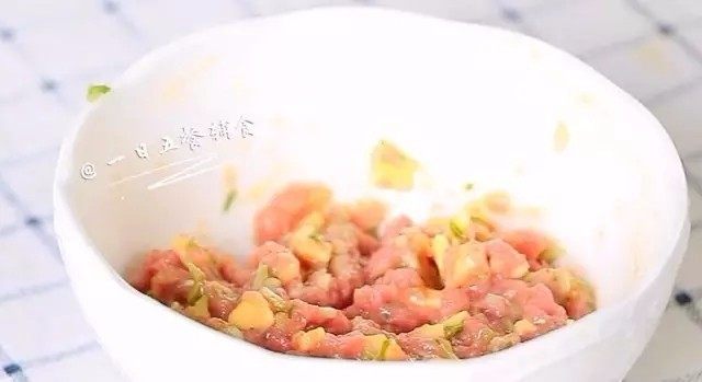 迷你蛋饺,2个鸡蛋打入碗中,其中一个蛋清加入牛肉馅里,增加馅料的粘性。将蛋清和其他馅料搅拌均匀。