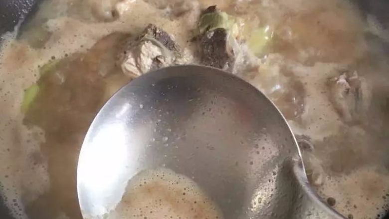【排骨炖藕】滋补润燥,将排骨炖煮20分钟,其中撇去浮沫