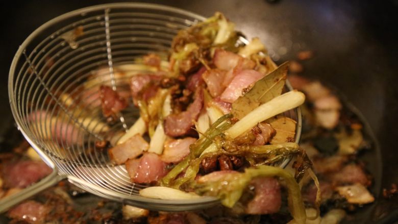 用香水的制作方法熬一碗葱油,熬到湿性食材(如洋葱、葱白等)变焦黄,用油篱捞出所有的食材。