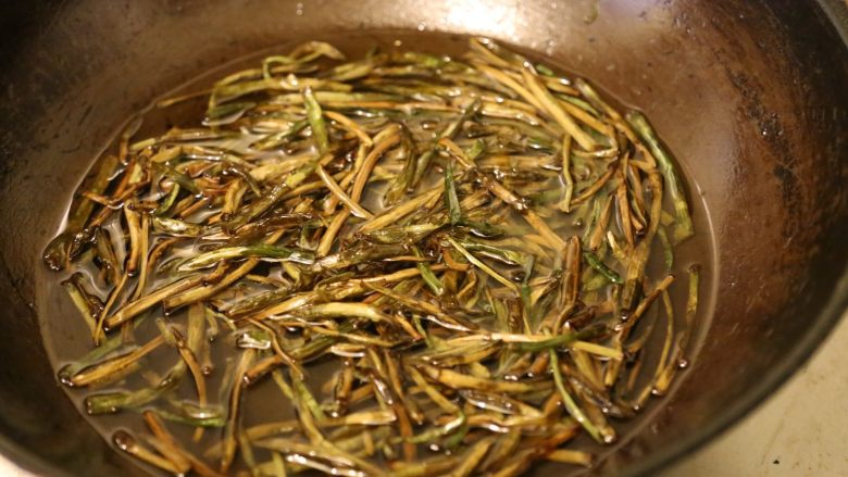 用香水的制作方法熬一碗葱油,熬至葱绿变枯/(ㄒoㄒ)/~~???,就可以关火。