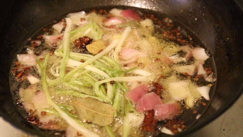 用香水的制作方法熬一碗葱油,洋葱切块,放入油锅,