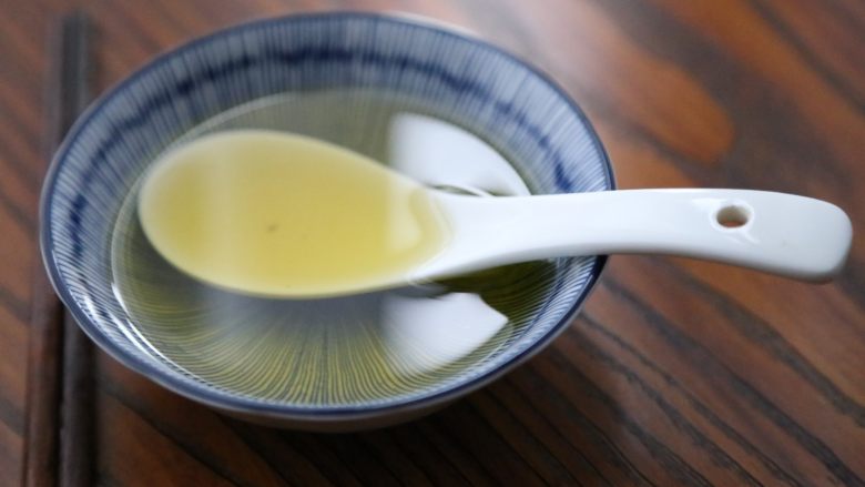 用香水的制作方法熬一碗葱油,用油沥过滤掉枯焦的葱叶,装罐密封保存,可以用很久。
