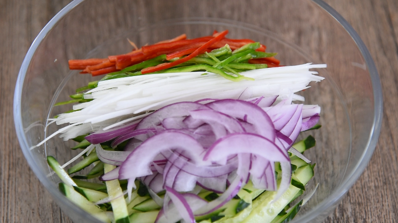 0失败老虎菜,大厨的祖传秘方来啦!,将配菜放入碗中备用