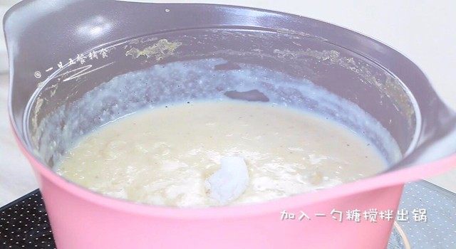 美龄粥,熬30分钟基本快看不见米粒了,加入一勺糖搅拌出锅。
🌻小贴士:不加糖吃着有点寡淡,就像喝豆浆不加糖,如果你跟我一样喝豆浆不加糖,这里你完全