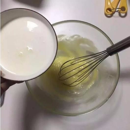 夏天奶油太容易化?加入稳定酱,更硬挺,
第二步,加入10克的玉米糖浆,用量勺取3克的黄原胶快速搅拌,后分三次加入140克加热好的淡奶油,可用打蛋器快速搅拌。
