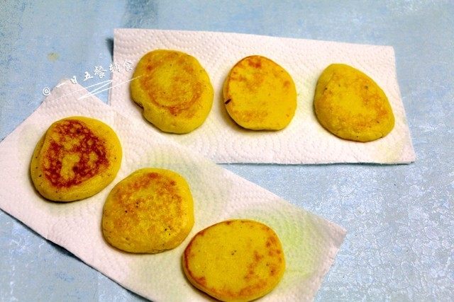 南瓜莲子薏米牛奶饼,加油煎好后,用厨房纸将油吸吸掉。🌻小贴士:油煎、油炸的食物,做好后都用厨房纸吸吸,大大减腻。看不出来什么油,还是能吸不少的。