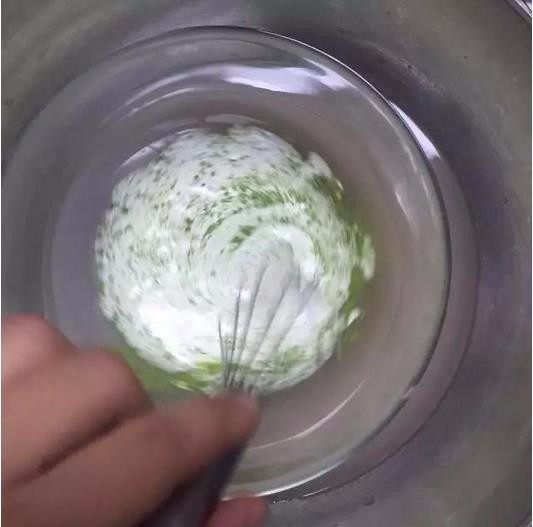 夏天奶油太容易化?加入稳定酱,更硬挺,抹茶奶油霜制作
第一步,抹茶粉加热,与50克的淡奶油隔热水搅打到无颗粒的状态。
