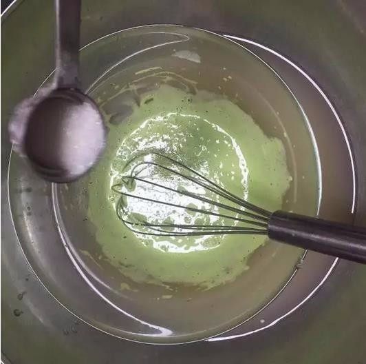 夏天奶油太容易化?加入稳定酱,更硬挺,第二步,加入糖,隔热水化开。放置冰箱冷藏一至两个小时。