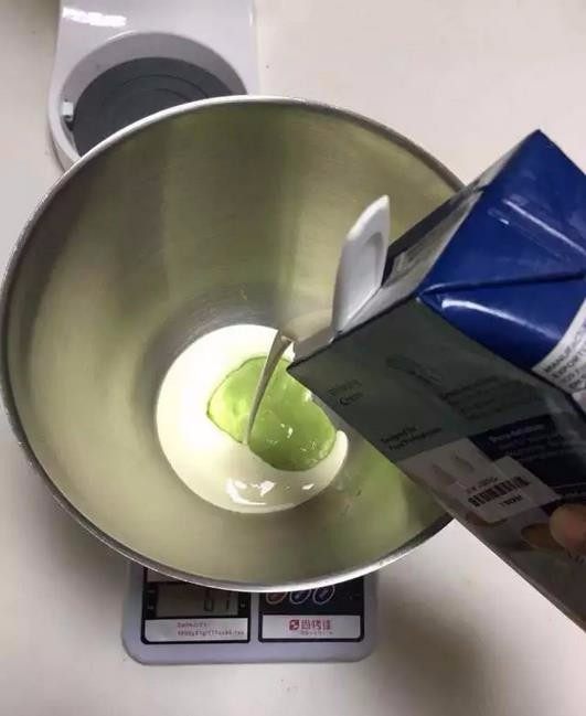 夏天奶油太容易化?加入稳定酱,更硬挺,第三步,冷藏后取出,加入剩下的250克淡奶油,后用打发器打发完成即可。