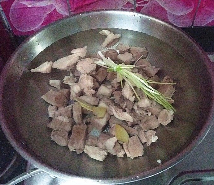 番茄羊肉汤,锅中放入羊肉、葱姜和清水,加盖大火