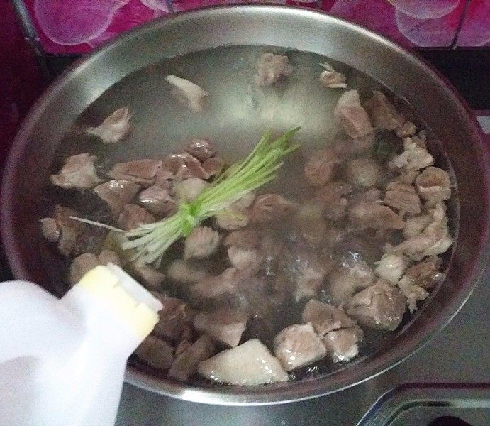 番茄羊肉汤,滚开后滴入<a style='color:red;display:inline-block;' href='/shicai/ 718'>料酒</a>,加盖转小火继续