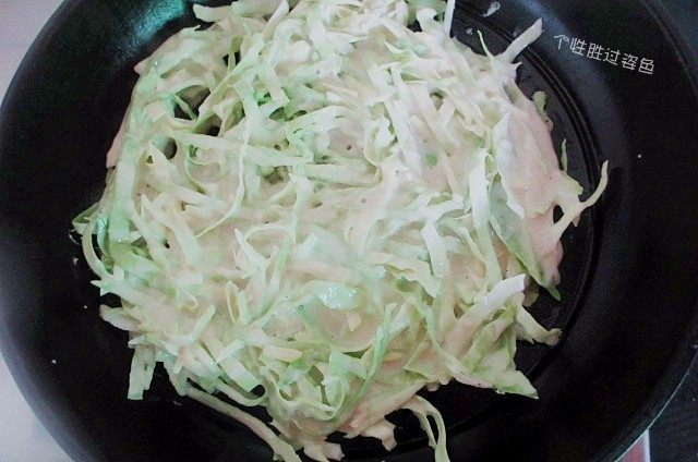 包菜煎饼,倒入蔬菜面糊,摊开,整成圆形