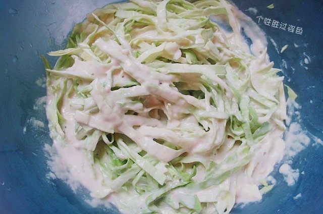包菜煎饼,再倒入事先准备好的蔬菜,翻拌均匀。蔬菜的量很大,所以面糊显得有些很少。不用担心,面糊的做用只是起粘结的做用,不需要把蔬菜都弄得粘糊糊的。