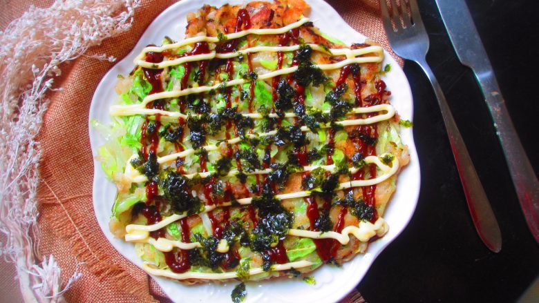 包菜煎饼, 大概3-4分钟后翻面,使两边都煎成焦黄色即可(ps:这里不要总是翻面,这样容易散开,所以最后一面煎好后再煎另外一面)