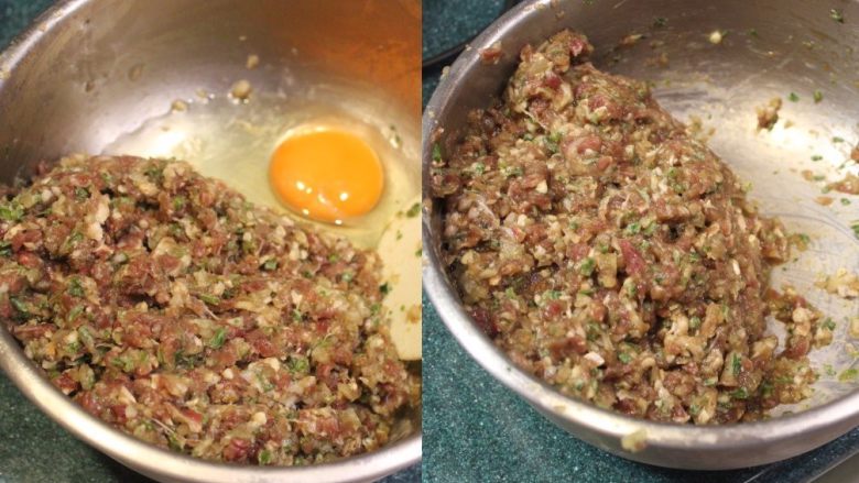 串烧羊肉卷(巴基斯坦风),从调理机中取出羊肉肉,加入蛋,并搅拌直至均匀混合。加蛋可以帮助肉泥黏合的更好。