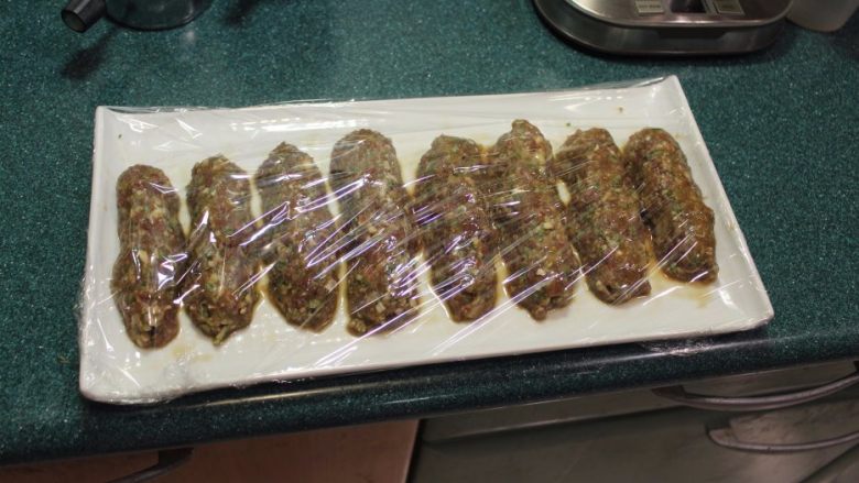 串烧羊肉卷(巴基斯坦风),将做好的肉串盖上保鲜膜,放在冰箱冷藏半小时。