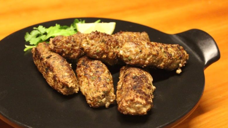 串烧羊肉卷(巴基斯坦风),熄火取出,摆盘上菜。