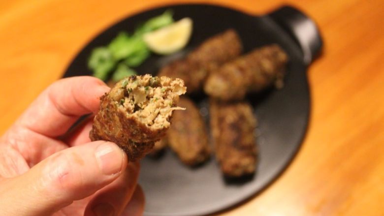 串烧羊肉卷(巴基斯坦风),羊肉卷不用烘烤的反而容易留住肉汁,肉卷多汁香菜香料风味明显,是很好吃的异国料理,夏日配上一杯清凉啤酒,更是绝搭。
