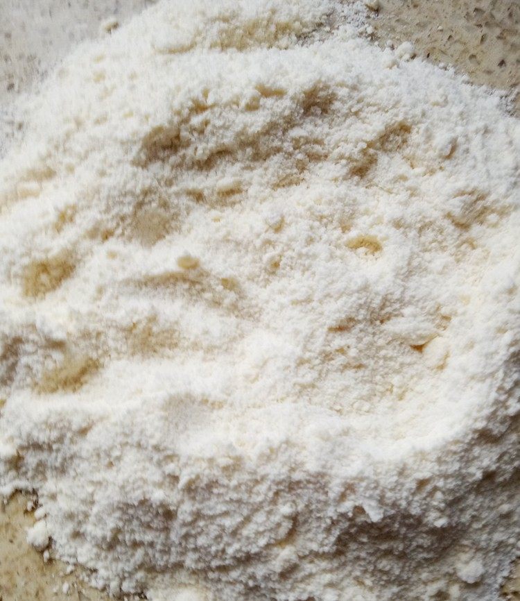 核桃司康,加入糖粉和盐混合均匀;