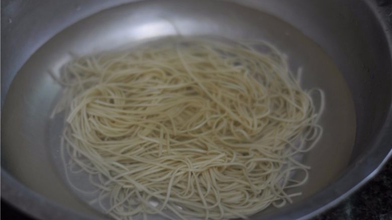牛肉拌面,煮熟的面条捞出,放入冷开水里泡凉