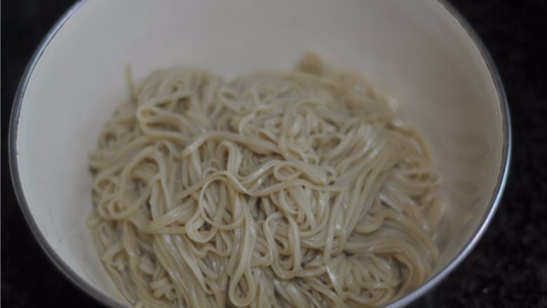 牛肉拌面,控干水,捞入盆里