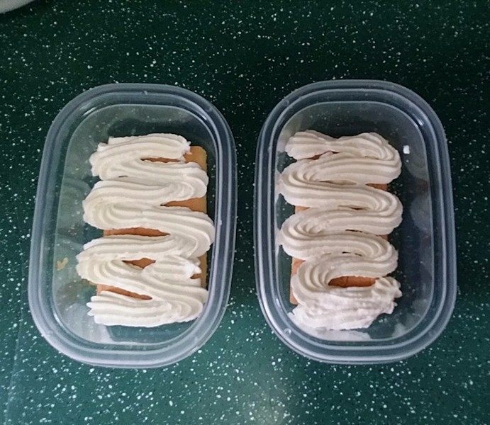 水果奶油盒子,取二块蛋糕片垫底,上面挤一层鲜奶油