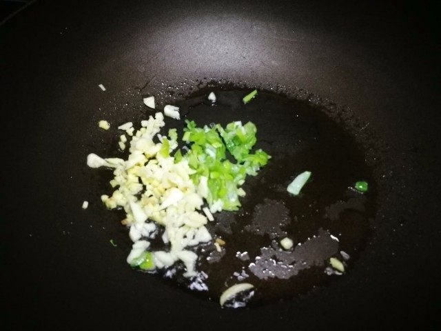 【Cathy边吃边营养】— 西蓝花炒番茄,锅中加油烧热,放葱姜蒜爆香