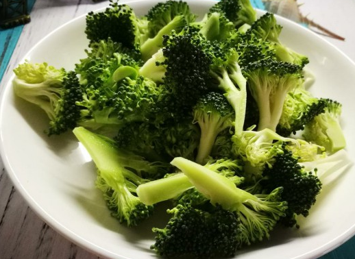 【Cathy边吃边营养】— 西蓝花炒番茄,用刀把小朵继续一分为二,这样容易入味