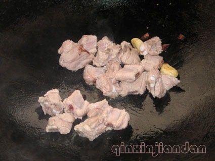 咸肉木耳炖竹笋,锅加热。 加入少许豆油,加热好后放入生姜片炒出香味后加入咸肉翻炒至金色后乘出待用