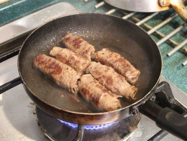 野菜牛肉卷,再翻面将每面煎出焦色。