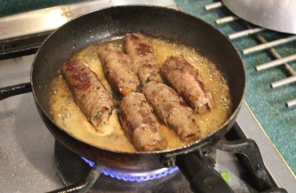 野菜牛肉卷,将煮汁倒入,煮上数分钟,直到煮汁有些收汁。中间翻面一下,让肉卷都有沾到煮汁煮过。