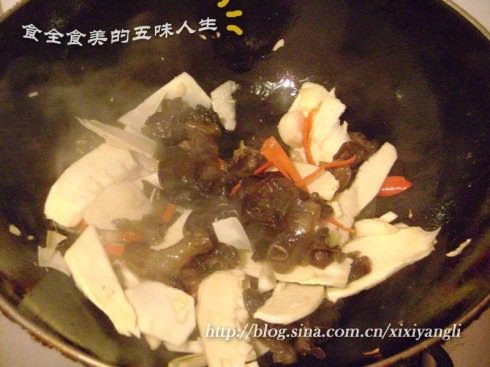 咸肉木耳炖竹笋,加入一勺豆油烧热 放入洗净切好的竹笋翻炒2分钟。 之后加入木耳翻炒一分钟。