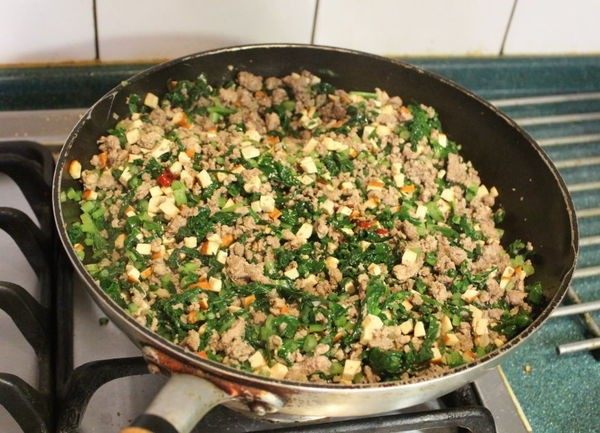 萝卜叶雪里红,再放入炒好的豆干和绞肉,拌炒后试一下味道,因为叶子本身有咸味,依需要斟酌加盐的份量。
这样滋味丰富的雪里红炒肉末就完成了。