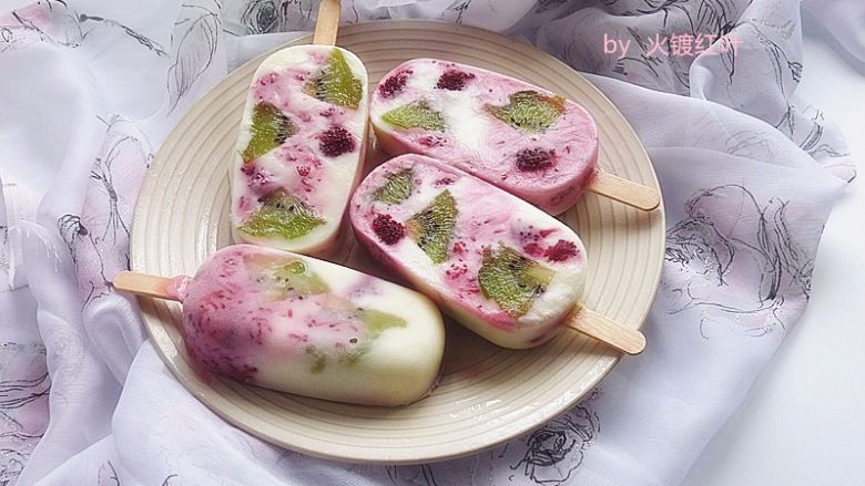维果C酸奶冰棍,直至冰棍冻硬,即可食用