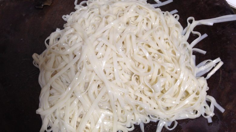 简版鸡丝凉面,
捞出控水抖散散热至凉,拌入少许葱油(我比较喜欢这种自然凉的方法,怕麻烦的可以过冷水后再用)
