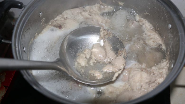 酱香排骨焖饭,水开后,用勺子轻轻撇去浮沫。